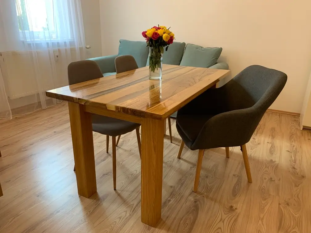 První snímek stolu