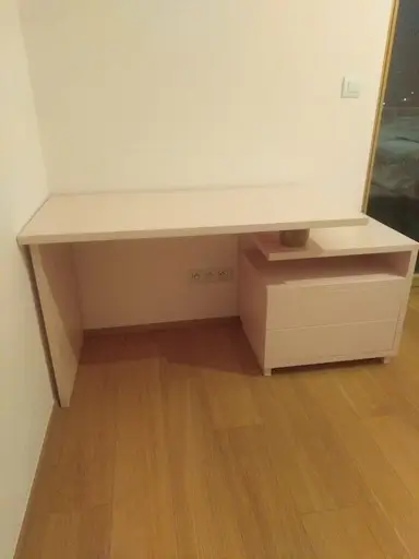 Třetí snímek stolu